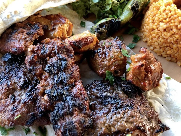 Gegrilltes Fleisch vom Grill auf Lavaş mit Bulgur, Salat und gegrillter Peperoni – TROY Restaurant Hennef