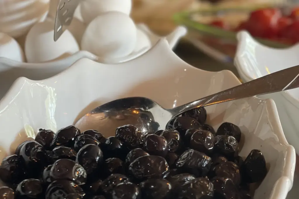 Schwarze Oliven, Eier und kleine Schälchen am Frühstücksbuffet im TROY Restaurant Hennef