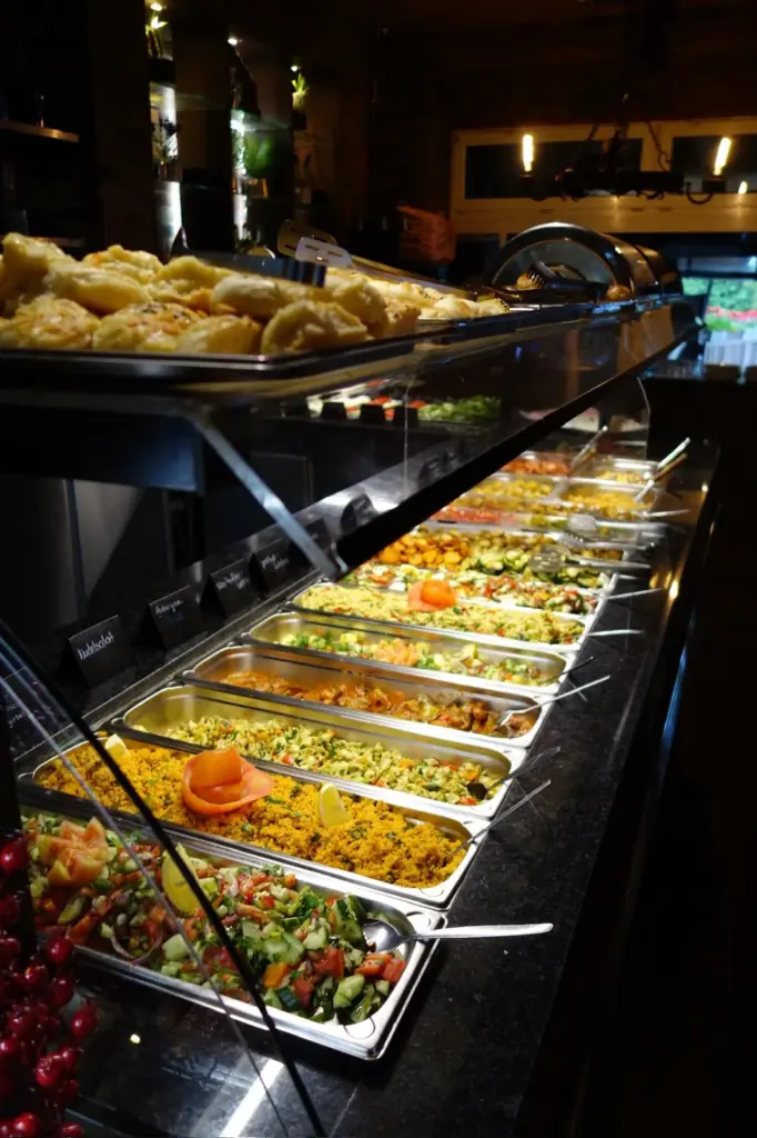 Frühstücksbuffet-Theke bei TROY in Hennef mit Gebäck und warmen Speisen