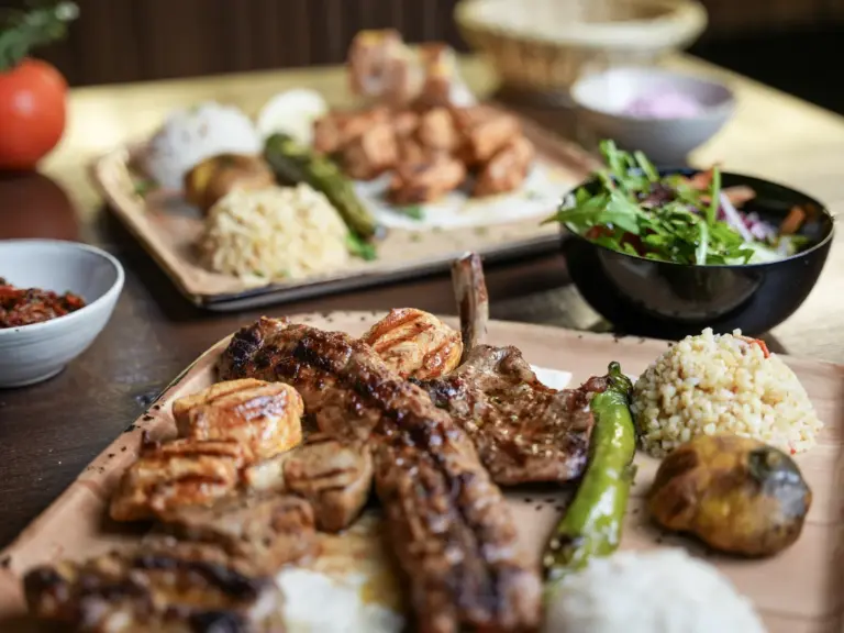 Grillplatte mit Adana, Köfte, Hähnchen und Lammkotelett, dazu Bulgur und Reis – TROY Restaurant Hennef