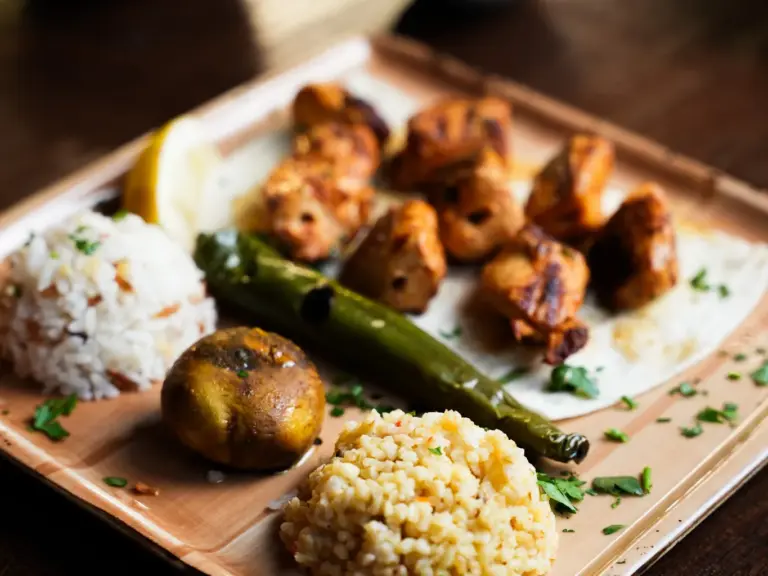 Hähnchenspieß (Tavuk Şiş) mit Reis, Bulgur, gegrillter Peperoni und Zitrone – TROY Restaurant Hennef