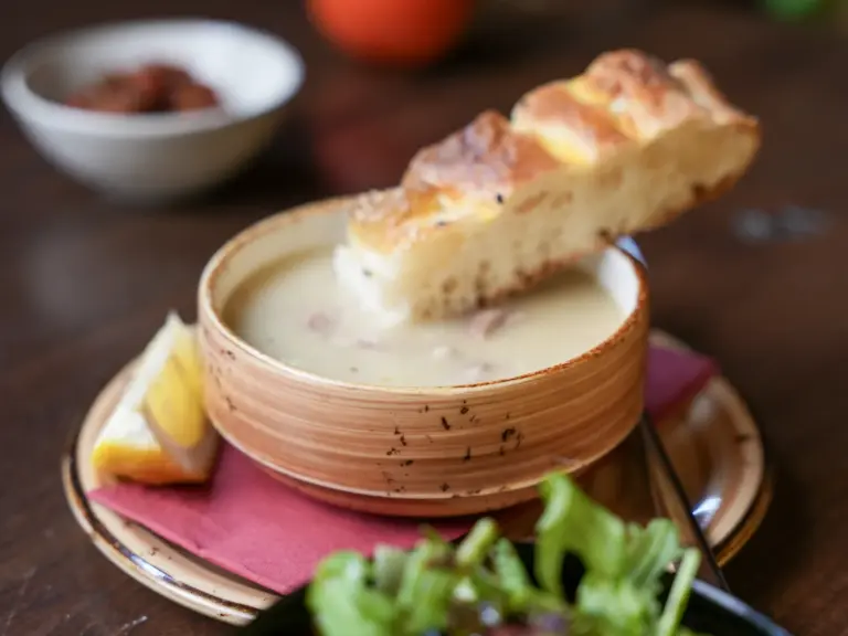 Türkische Suppe mit frischem Fladenbrot, dazu Salat – TROY Restaurant Hennef